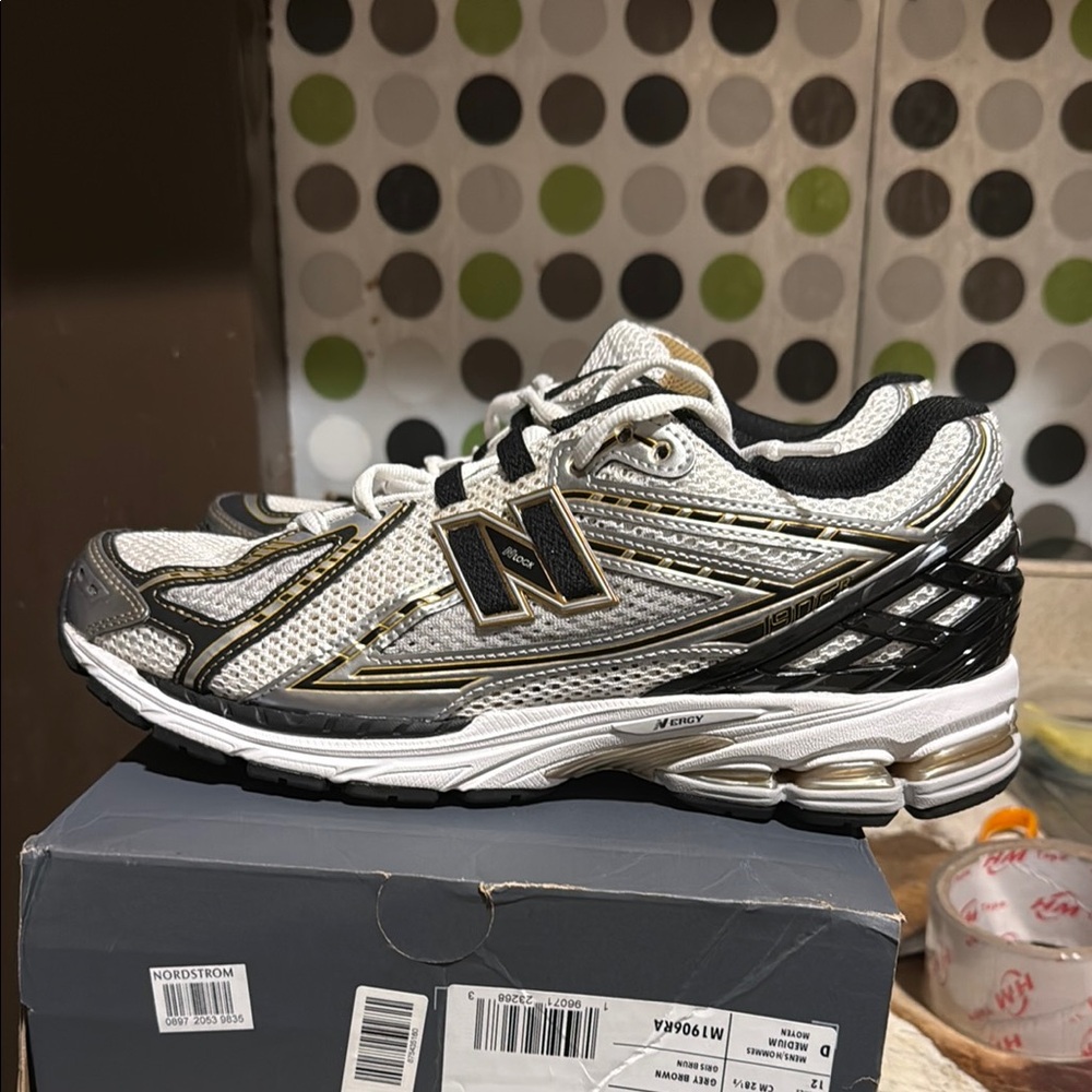 New Balance 1906R
White Metallic Gold Silver